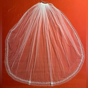 David's Bridal White Single-Tier Bridal Veil with Scalloped Lace Edge